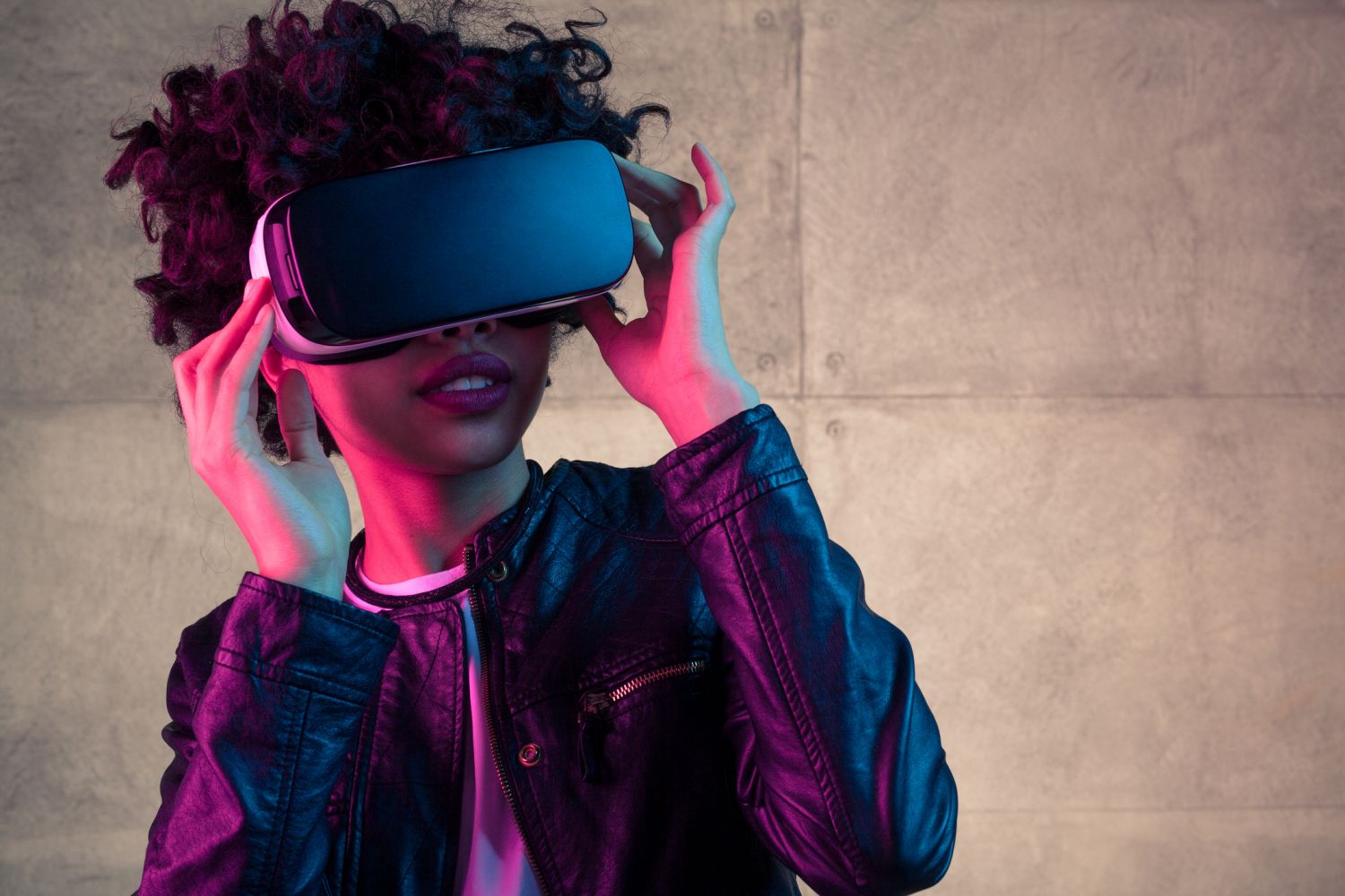 Eine Frau trägt eine VR-Brille. Thema Virtual Reality