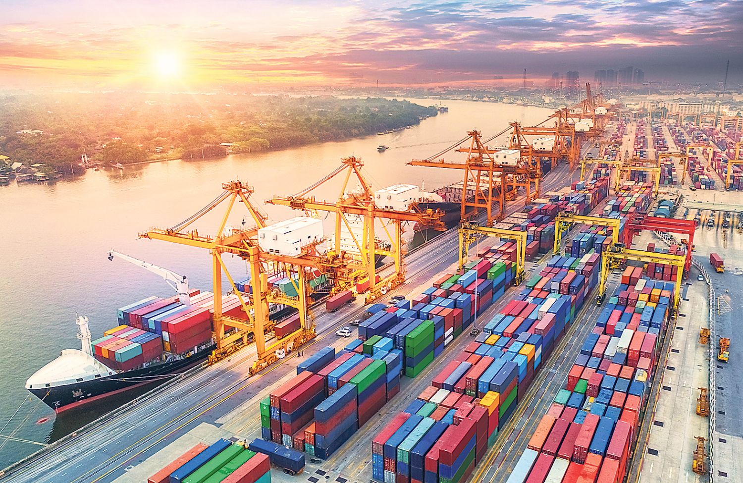 Cargo-Container in einem Hafen. Thema: Transportmanagement